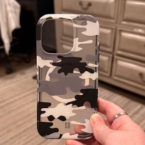 Cool Camo iPhone 16 pro MagSafe case slightly used but overall good case.